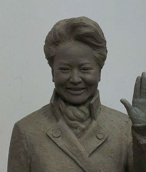 雕塑-习近平与夫人彭丽媛的爱情故事