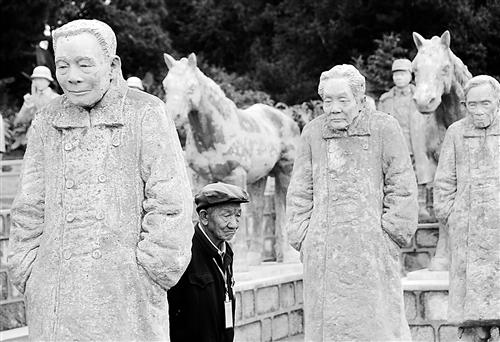 中国远征军雕塑群在松山落成