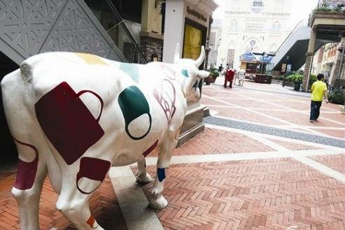 风情街牛雕塑频遭断尾 店员：少量游客爬上去照相