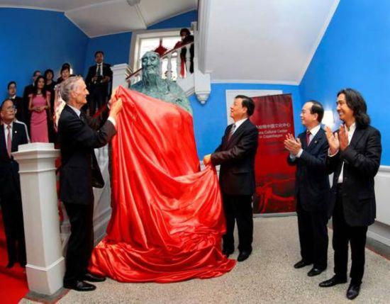丹麦哥本哈根中国文化中心《孔子》雕塑揭幕